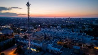 Blick auf Berlin, kurz vor dem Sonnenaufgang, mit dem Funkturm und dem ehemaligen Internationalen Congress Centrum (ICC) iKay Nietfeldm Vordergrund. (Quelle: dpa/Kay Nietfeld)