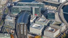 Blick auf den Berliner Hauptbahnhof aus einem Hubschrauber der Bundespolizei. (Quelle: dpa/Jan Woitas)