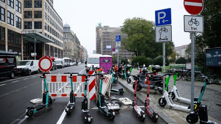 Parkplätze für Fahrräder und Roller sind in der neuen Fahrradstraße in der Charlottenstraße zwischen Unter den Linden und Leipziger Straße gekennzeichnet. (Quelle: dpa/Bernd von Jutrczenka)