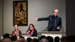 Markus Krause leitet die Auktion des Gemäldes "Selbstbildnis gelb-rosa" von Max Beckmann beim Auktionshaus Villa Grisebach. Das Werk hat den Rekordpreis von 20 Millionen Euro erzielt. (Quelle: dpa/Britta Pedersen)