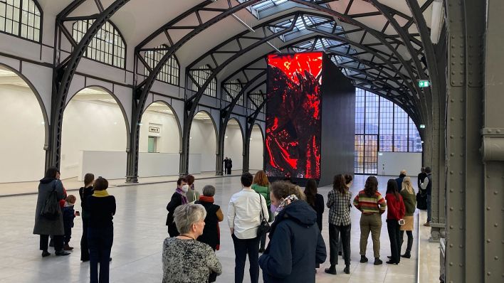 Eine große Installation der Künstlerin Sandra Mujinga seht in einer Halle im Museum Hamburger Bahnhof in der Ausstellung "I Build My Skin With Rocks" (Quelle: dpa/Gerd Roth)