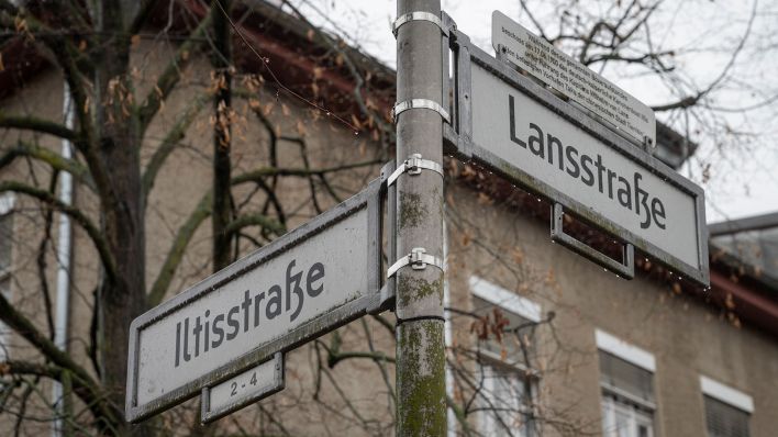 Blick auf die Straßenschilder an der Ecke Iltisstraße / Lansstraße in Berlin-Dahlem. (Quelle: dpa/Bernd Wannenmacher)