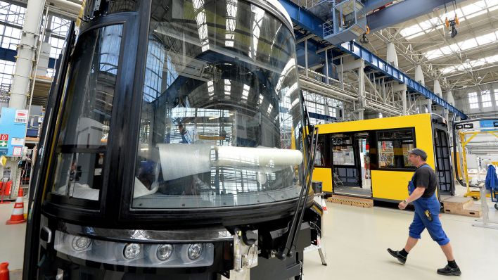 Straßenbahnen für Berlin werden im Bombardier Werk in Hennigsdorf (Brandenburg) montiert. (Quelle: dpa/Bernd Settnik)
