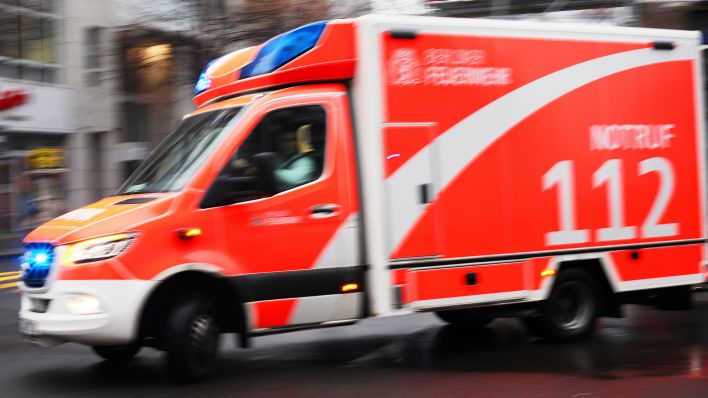 Archivbild: Ein Rettungswagen der Berliner Feuerwehr faehrt bei einem Notfalleinsatz mit Blaulicht ueber eine Strasse. (Quelle: dpa/W. Steinberg)