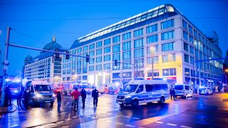 Kräfte von Feuerwehr und Polizei sind auf der Karl-Liebknecht-Straße vor einem Hotel im Einsatz. In dem Hotel war ein riesiges Aquarium geplatzt. Wasser strömte bis auf die Straße. (Quelle: dpa/Christoph Soeder)