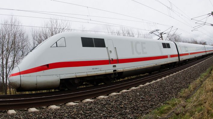 Archivbild: Ein ICE-Zug der Deutschen Bahn auf freier Strecke. (Quelle: dpa/J. Stratenschulte)