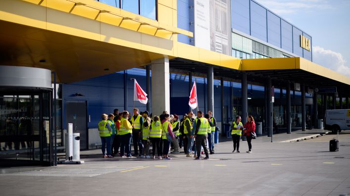 Archivbild: Beschäftigte des Einzelhandels streiken vor den Eingang des Einrichtungshauses Ikea. (Quelle: dpa/K. Gabbert)