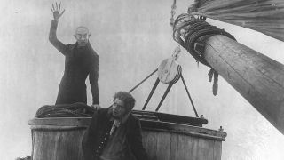 Filmstill aus "Nosferatu": Der Vampir attackiert den Kapitän eines Schiffes (Quelle: akg-images)