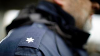 Symbolbild: Nahaufnahme einer Schulterklappe mit einem Stern an der Uniform eines Polizeibeamten. (Quelle: dpa/I. Kjer)
