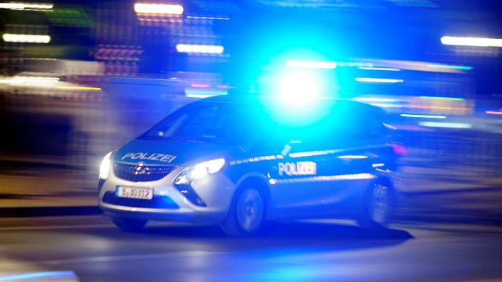 Ein Polizeiauto bei einer Einsatzfahrt mit Blaulicht. (Quelle: dpa/Geisler Fotopress)