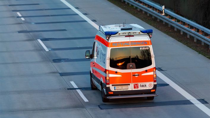 Symbolbild: Ein Rettungswagen fährt auf einer Brandenburger Autobahn zum Einsatz (Bild: dpa/Andreas Franke)