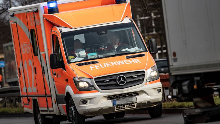 Rettungswagen fährt mit Blaulicht durch Berlin (Quelle: dpa/Andreas Gora)