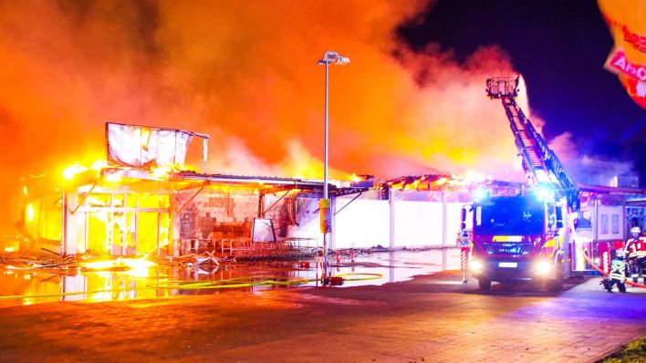 Ein Supermarkt bei Hohen Neuendorf steht in Flammen. Bild: picture alliance/dpa/TNN