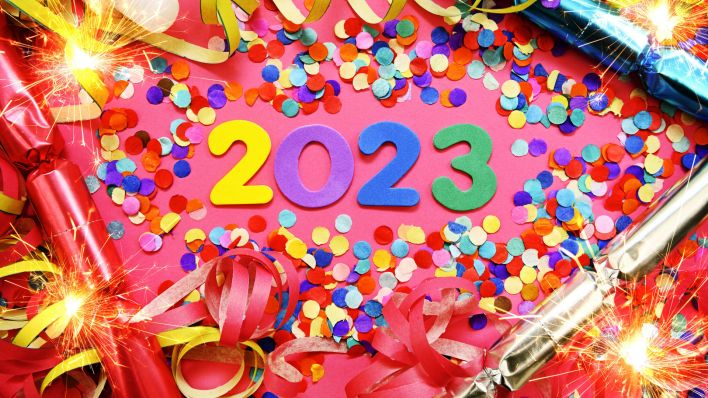 Die Jahreszahl 2023 umgeben von Konfetti und Girlanden, Symbolfoto Neujahr 2023 Aufnahmedatum. dpa/ Chromorange/ Christian Ohde