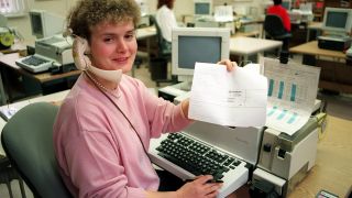 Archivbild: Eine Mitarbeiterin nimmt am 07.01.1994 im Fernmeldeamt Erfurt ein Telegramm entgegen. (Quelle: dpa/H. Hirndorf)