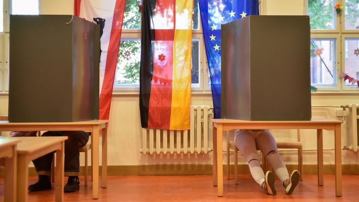 Wähler in der Wahlkabine (Bild: dpa/Klaus-Dietmar Gabbert)