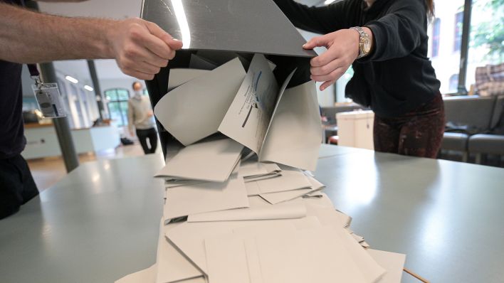 Archivbild: Wahlhelfer schütten in einem Wahllokal Stimmzettel für eine Wahl in Berlin aus. (Quelle: dpa/S. Gollnow)