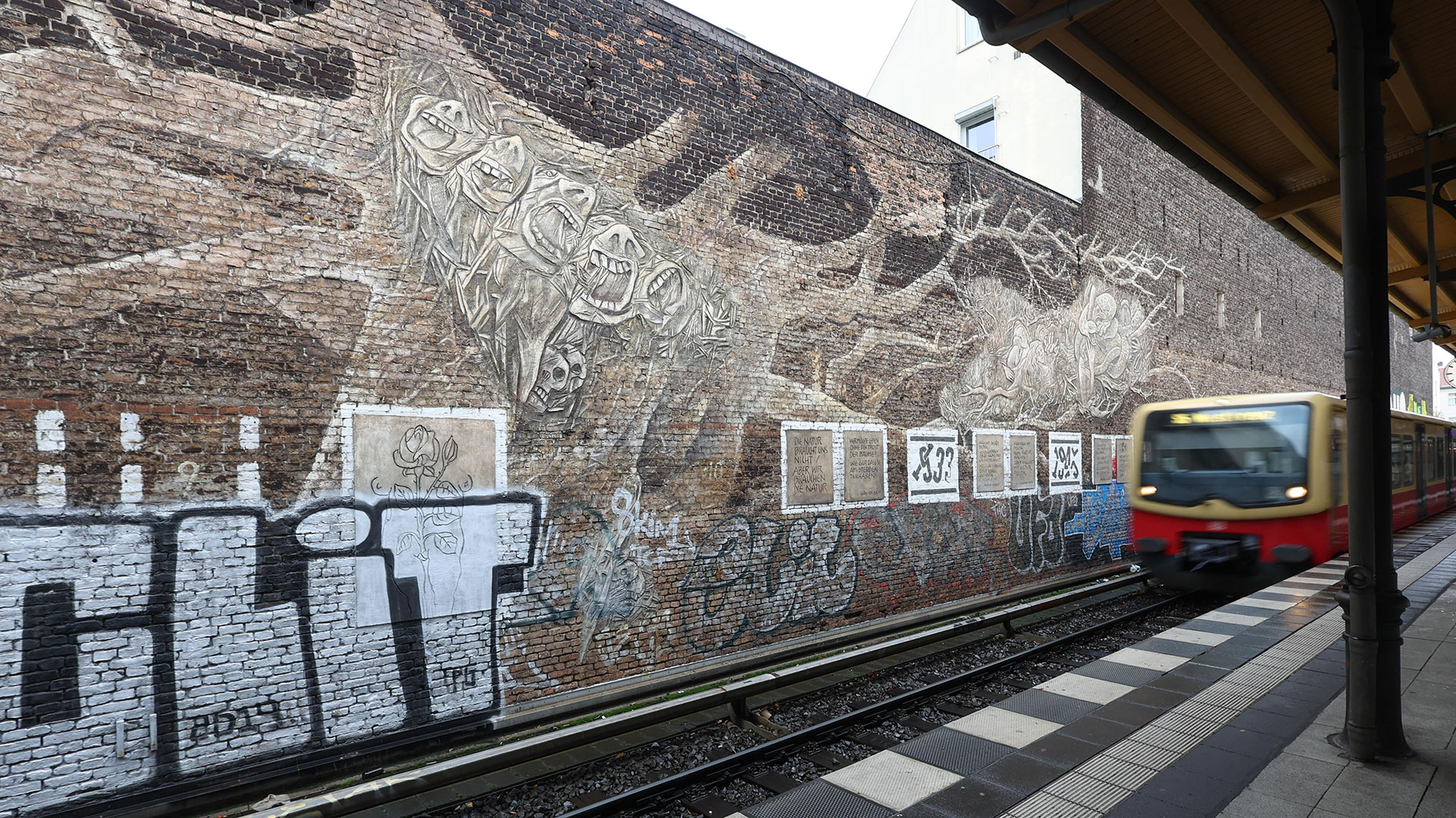 Wandgemälde "Weltbaum 2" am S- Bahnhof Savignyplatz (Bild: dpa/Jörg Carstensen)