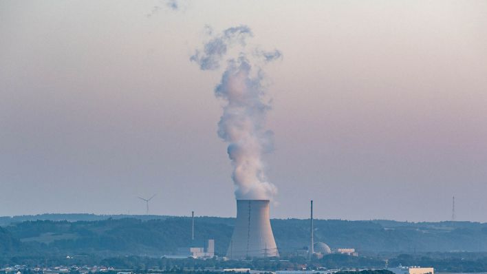 Wasserdampf steigt aus dem Kühltum des Atomkraftwerks (AKW) Isar 2. (Quelle: dpa/Armin Weigel)