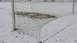 Verschneiter Fußballplatz (Quelle: IMAGO / Sportsword)