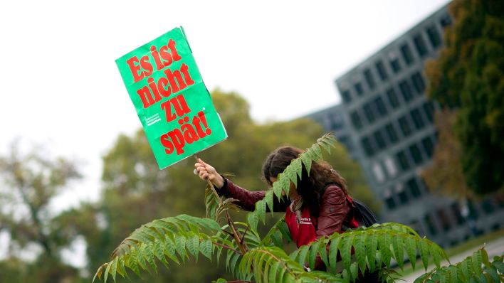 Archibvbild:Aktivistin vom Volksbegehren "Berlin 2030 Klimaneutral" am 22.10.2022 mit Plakat.(Quelle:imago images/S.Boness)