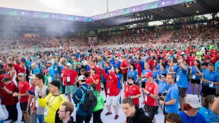 Teilnehmer verfolgen die Eröffnungsfeier der nationalen Special Olympics 2022 (Quelle: picture alliance/dpa)