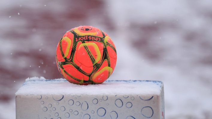 Ein Fußball liegt im Schnee (Quelle: IMAGO/ULMER Pressebildagentur)