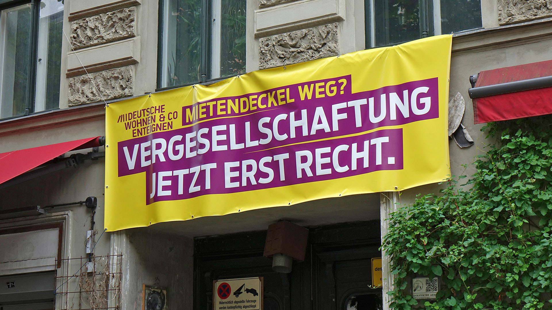 Archivbild:Transparent zur Vergesellschaftung Transparent zur Vergesellschaftung am 15.07.2022.(Quelle:imago images/S.Steinach)