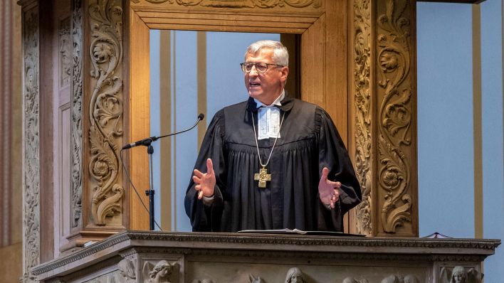 Bischof Bernhard Felmberg bei einer Predigt (Foto: imago images / epd)