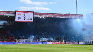 Die Fans von Hertha BSC zünden Pyrotechnik beim Stadtderby gegen den 1. FC Union im Stadion an der Alten Försterei (imago images/Matthias Koch)
