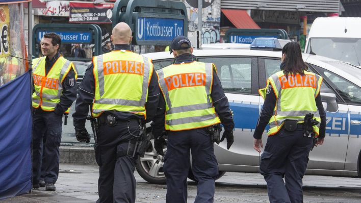 Archivbild: Die Berliner Polizei setzt auf Praesenz am Drogenschwerpunkt Kottbusser Tor. (Quelle: imago-images)