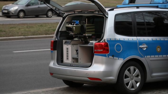 Polizeifahrzeug mit einer im Fahrzeug installierten Radaranlage anlässlich einer Geschwindigkeitskontrolle. (Bild: imago images/Müller-Stauffenberg)