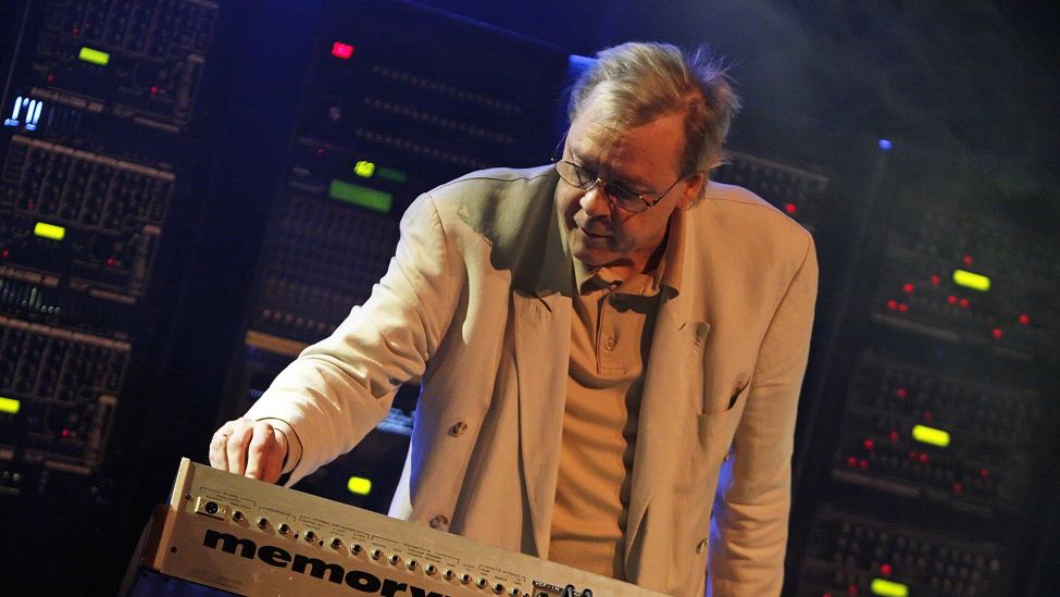 Keyboarder Klaus Schulze bei einem Auftritt am 12.11.2008 im Berliner Schiller Theater. (Quelle: imago images)