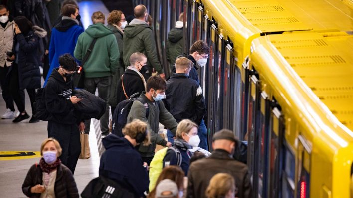 Reisende steigen ein und aus in einem U-Bahn Zug am Alexanderplatz in Berlin am 1. Oktober 2022 (Bild: imago images/Emmanuele Contini)