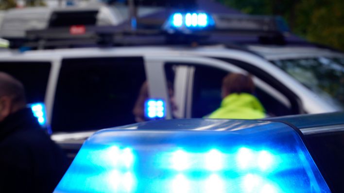 Symbolbild: Blaulicht auf Polizeifahrzeug (Quelle: IMAGO/Thomas Bartilla)