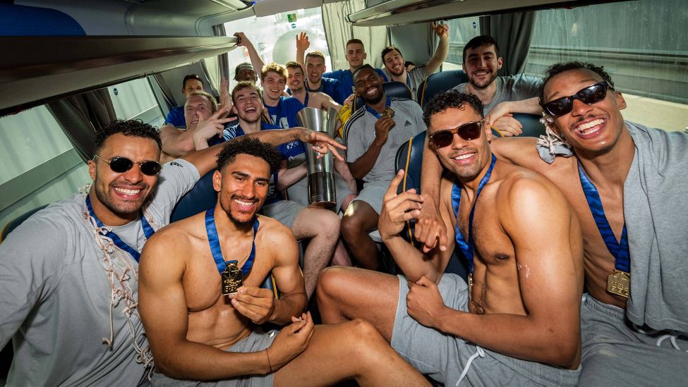 Alba-Spieler posieren im Teambus für gruppenfoto nach gewonnener Meisterschaft (Imago Images/camera4+)