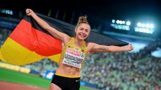 Gina Lückenkemper jubelt mit der Deutschlandfahne bei der Leichtathletik-EM in München (imago images/Sven Simon)