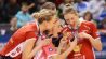 Volleyballerinnen Maja Savic, Aleksandra Jegdic und Laura Emonts halten ihre Medaillen in eine Handykamera (Imago Images/Pressefoto Baumann)