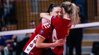 Spielerinnen des SC Potsdam umarmen sich (Imago Images/Beautiful Sports)