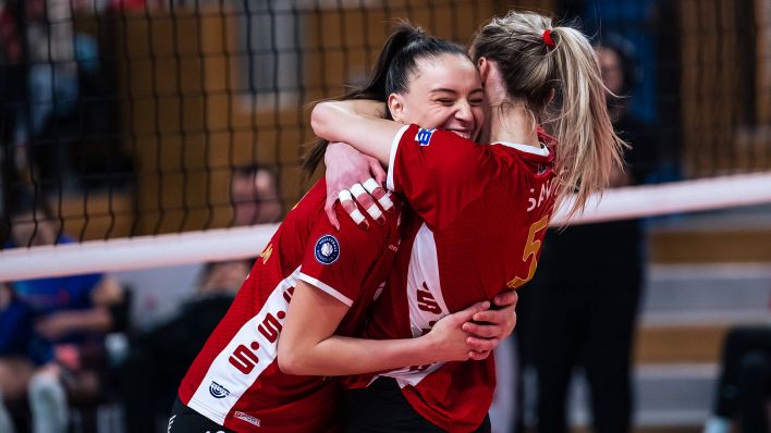 Spielerinnen des SC Potsdam umarmen sich (Imago Images/Beautiful Sports)