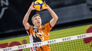 Antti Ronkainen von den BR Volleys spielt den Ball (Imago Images/Andreas Gora)
