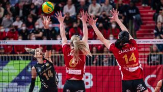 Misslungener Blockversuch der Volleyballerinnen des SC Potsdam im Spiel gegen Istanbul (imago images/Beautiful Sports)