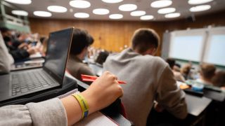 Symbolbild: Eine Studentin sitzt in der Vorlesung Mathematik für die Erstsemester des Bachelors Wirtschaftswissenschaften im Audimax in der Universität. (Quelle: dpa/J. Stratenschulte)