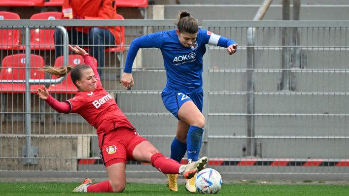 Die Leverkusenerin Kristin Kögel grätscht Turbines Maryna Wiankowska den Ball weg (imago images/foto2press)