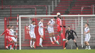 Jordan Siebatcheu erzielt das 1:0 im Testspiel gegen den FC St. Pauli. (Bild: IMAGO / Matthias Koch)