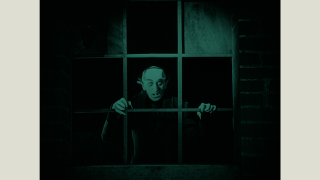 Friedrich Wilhelm Murnau, Nosferatu - Phantom der Nacht (Filmstill), 1922. Spinnengleich lauert Nosferatu (Max Schreck) in seinem ›Netz‹ 5. Akt, 01:26:27. (Quelle: Friedrich-Wilhelm-Murnau-Stiftung, Wiesbaden)