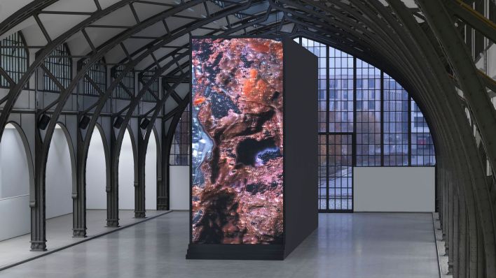 Eine große Installation der Künstlerin Sandra Mujinga seht in einer Halle im Museum Hamburger Bahnhof in der Ausstellung "I Build My Skin With Rocks" (Quelle: Jens Ziehe)