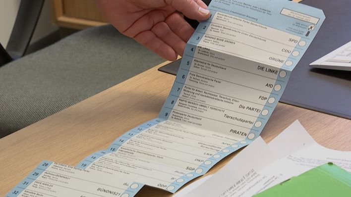 Wahlzettel für die Wiederholungswahl für den Bezirk Friedrichshain-Kreuzberg werden angeliefert