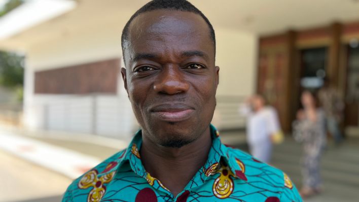 William Gmayi Nsuiban arbeitet am Nationalmuseum Accra, unter dessen Verwaltung Groß Friedrichsburg steht (Quelle: rbb/Oliver Noffke)