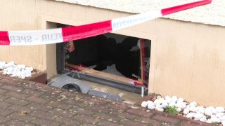 Zerstörtes Kellerfenster an einem Haus in Teupitz nach einer Explosion am 31.12.2022 (Quelle: rbb)